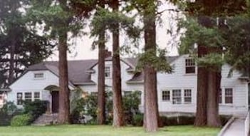 Exterior shot of Issaquah Flintoft's Funeral Hm