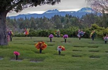 Exterior shot of Deschutes Memorial Gardens